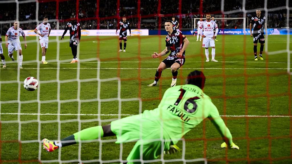 Lugano-Stürmer Zan Celar verwertet den umstrittenen Penalty zum 2:0 gegen Sion