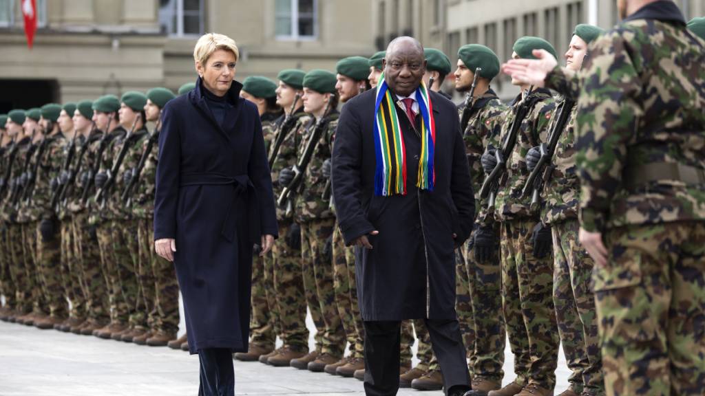 Keller-Sutter und Ramaphosa beim Abschreiten der Ehrengarde auf dem Bundesplatz.