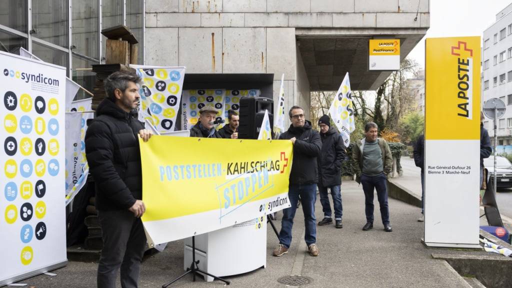 Es ist nicht das erste Mal, dass die Gewerkschaft Syndicom die Schweizerische Post wegen eines Stellenabbaus kritisiert. Das Bild zeigt eine Protestaktion im vergangenen November in Biel. (Archiv)