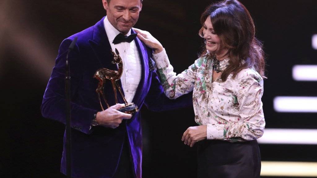 Bei der Bambi-Verleihung in Berlin: Der australische Schauspieler Hugh Jackman erhielt die erste Trophäe des Abends von der deutschen Schauspielerin Iris Berben überreicht.