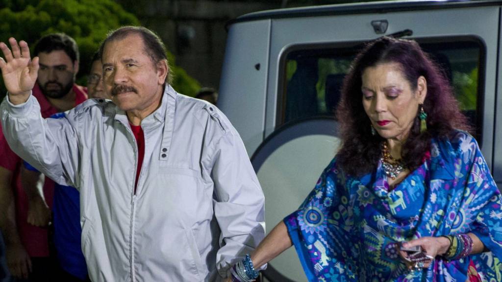 Daniel Ortega, Präsident von Nicaragua, und seine Frau Rosario Murillo kommen zu einer Pressekonferenz. Nach der Festnahme von vier oppositionellen Präsidentschaftskandidaten in Nicaragua haben die USA deren sofortige Freilassung gefordert und neue Sanktionen verhängt.