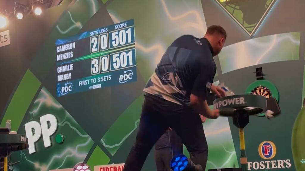 Eklat bei Darts-WM: Spieler prügelt nach Niederlage auf Tisch ein