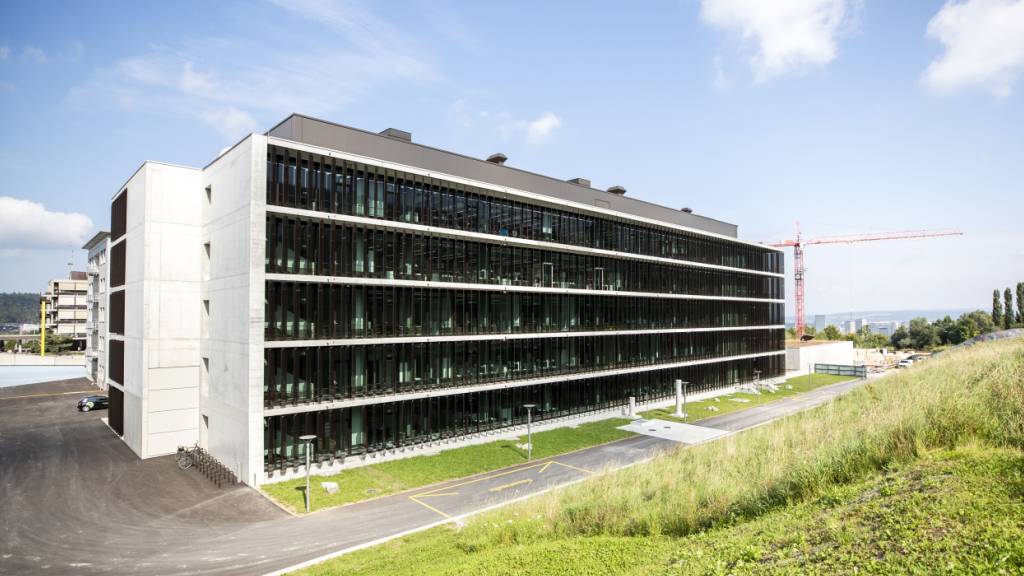 Die Uni Irchel in Zürich wird stetig erweitert oder umgebaut (im Bild das Laborgebäude, das 2021 erstellt wurde). Nun soll ein Rochadebau dazu dienen, den Betrieb während der Sanierung aufrechtzuerhalten. (Archivbild)