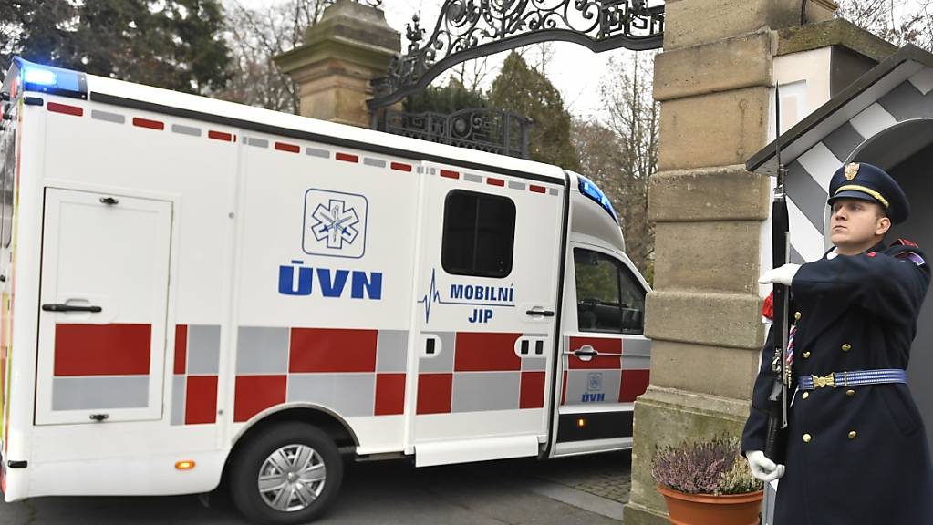 Ein Krankenwagen, der den Präsidenten der Tschechischen Republik Zeman nach seiner Entlassung aus dem Zentralen Militärkrankenhaus transportiert, fährt auf das Gelände des Schlosses Lany. Zeman lag aufgrund einer Verschlechterung seiner chronischen Erkrankung seit dem 10. Oktober 2021 im Krankenhaus.