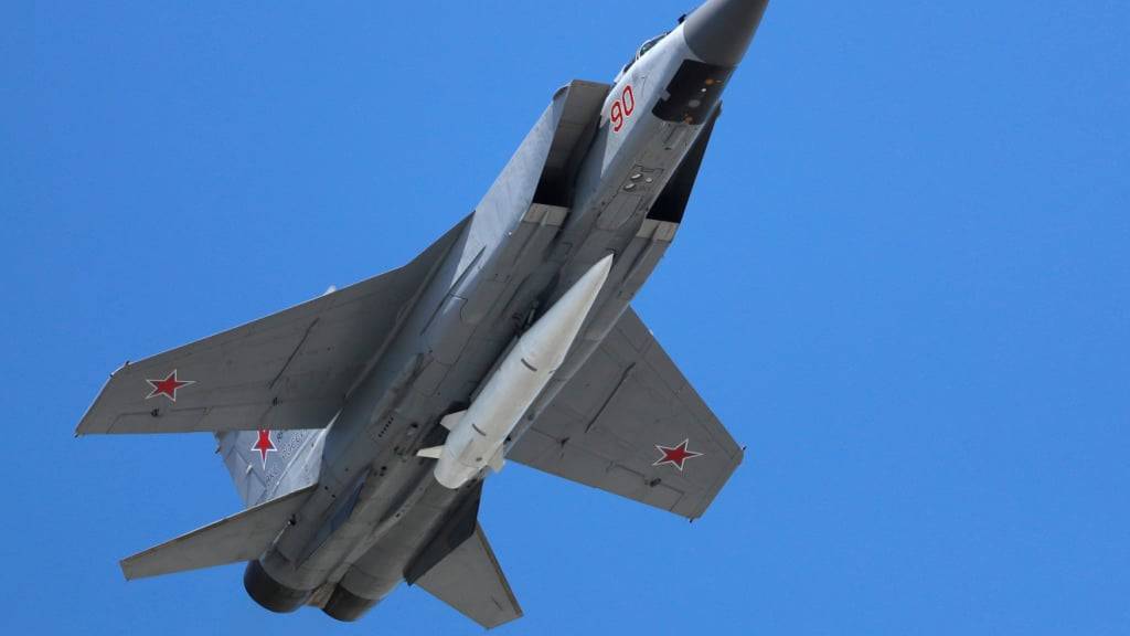 ARCHIV - Ein Mikoyan MiG-31 Abfangjäger der russischen Luftwaffe fliegt bei der russischen Militärparade zum Tag des Sieges beladen mit einer ballistischen Luft-Boden-Rakete Kinschal (Kh-47M2 Kinzhal) durch die Luft. Foto: Pavel Golovkin/AP/dpa (Archivbild)