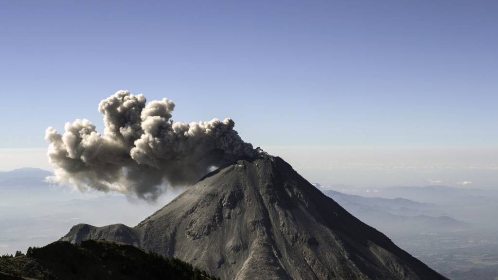 Eine grosse Aschewolke über dem Colima-Vulkan in Mexico im Jahr 2015: Forschenden brachten explosive Vulkanausbrüche in Verbindung mit Zusammenbrüchen chinesischer Dynastien. (Archivbild)