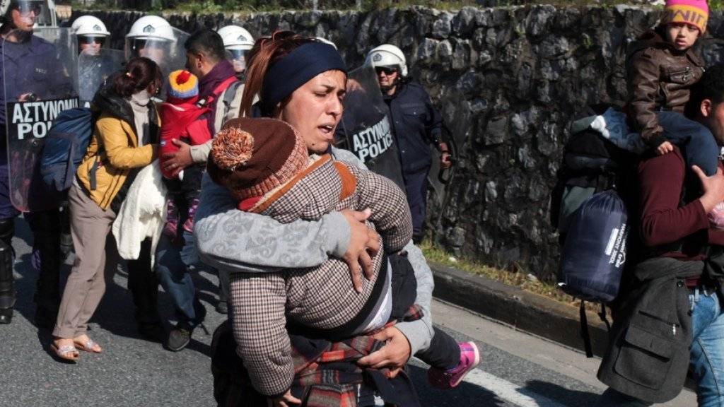 Flüchtlinge am Donnerstag nahe der griechischen Stadt Larissa.