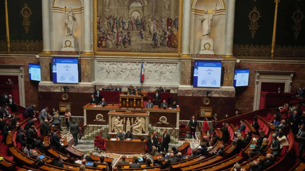 Die Anzeigetafeln in der Nationalversammlung zeigen die Ergebnisse des ersten Misstrauensvotums gegen die Regierung des französischen Premierministers Lecornu. Nur 271 der 577 Abgeordneten entzogen dem Kabinett das Vertrauen, für ein erfolgreiches Votum wären mindestens 289 Stimmen nötig gewesen. Foto: Thibault Camus/AP/dpa