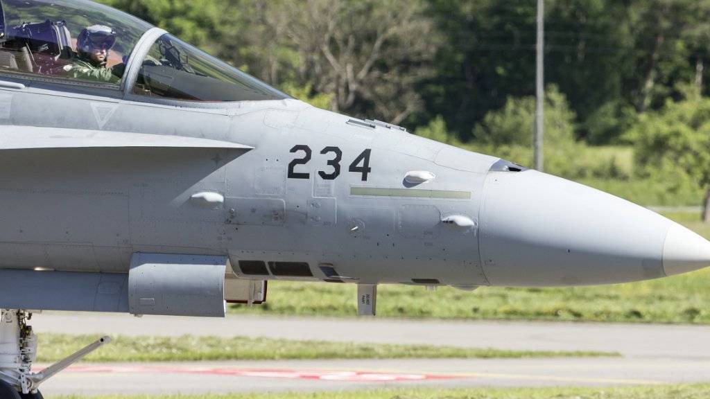 Die Räte sind einverstanden: Mit 450 Millionen Franken soll die Lebensdauer der F/A-18-Kampfjets verlängert werden. (Archivbild)