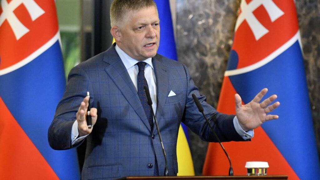 ARCHIV - Der slowakische Ministerpräsident Robert Fico spricht während einer Pressekonferenz. Foto: Roman Hanc/TASR/dpa/Archiv