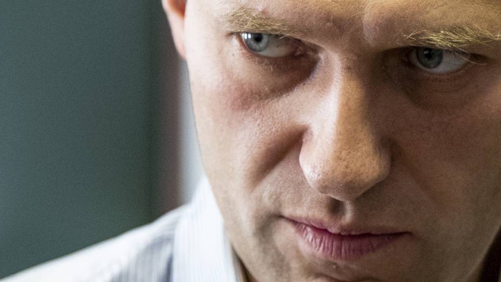 Der russische Oppositionsführer Alexej Nawalny steht während einer Pause in der Anhörung über seine Berufung vor einem Gericht in Moskau, Russland.