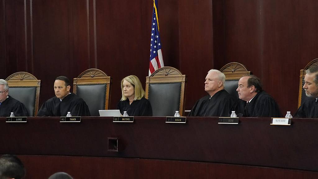 ARCHIV - Die Richter des Obersten Gerichtshofs von Arizona. Foto: Matt York/AP/dpa