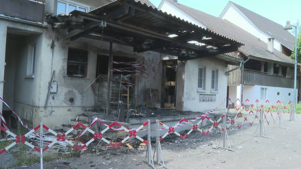 Nacht-Einsatz: In Ormalingen brach bei einem Lebensmittelladen ein Feuer aus