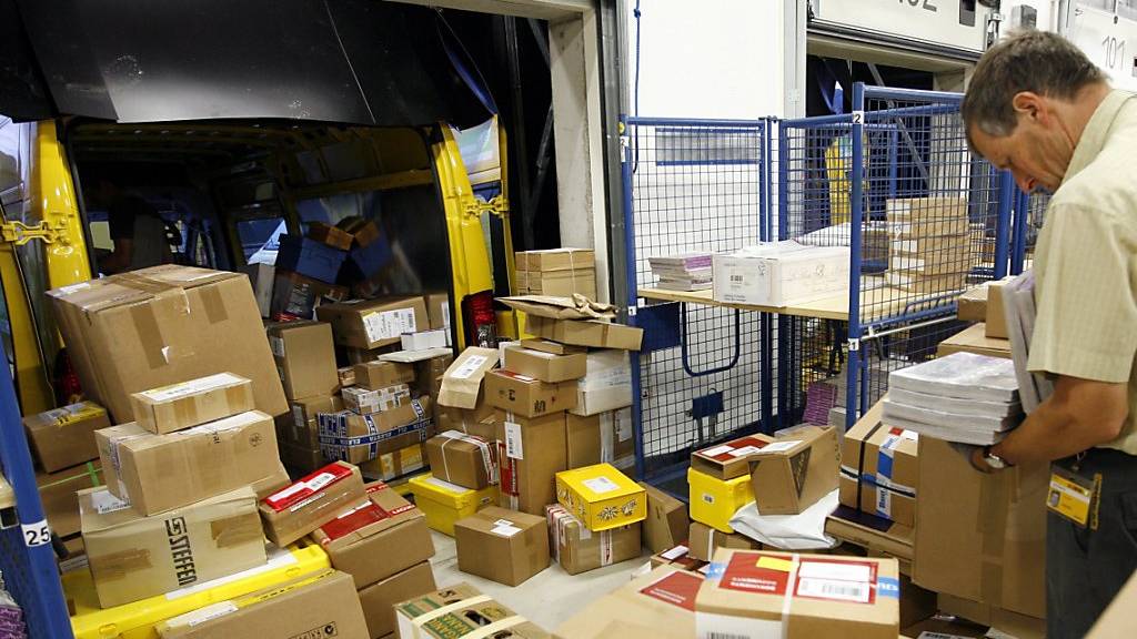 Während der Coronakrise lief der Onlinehandel in der Schweiz auf Hochtouren. Das hat auch den Paketverteilzentren viel Arbeit beschert. (Archivbild)