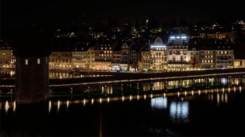 Der Wasserturm in Luzern (ganz links auf dem Bild) steht während der Earth Hour für eine Stunde im Dunkeln.