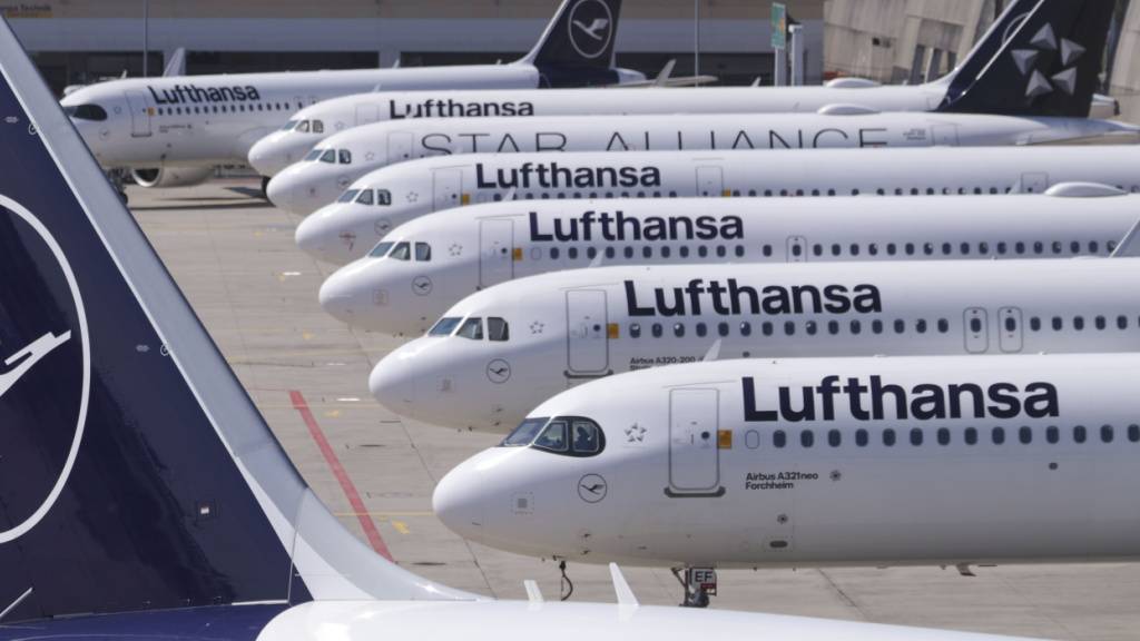 Zahlreiche Flugzeuge der Lufthansa blieben auch am Freitag am Boden. (Symbolbild)
