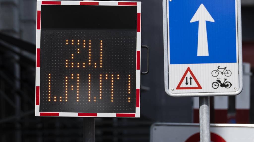 Die Autoposer liessen sich durch dieses Lärmdisplay nicht ruhigstellen. Die Massnahme habe keine präventive Wirkung, so die Stadt Zürich. (Archivbild)