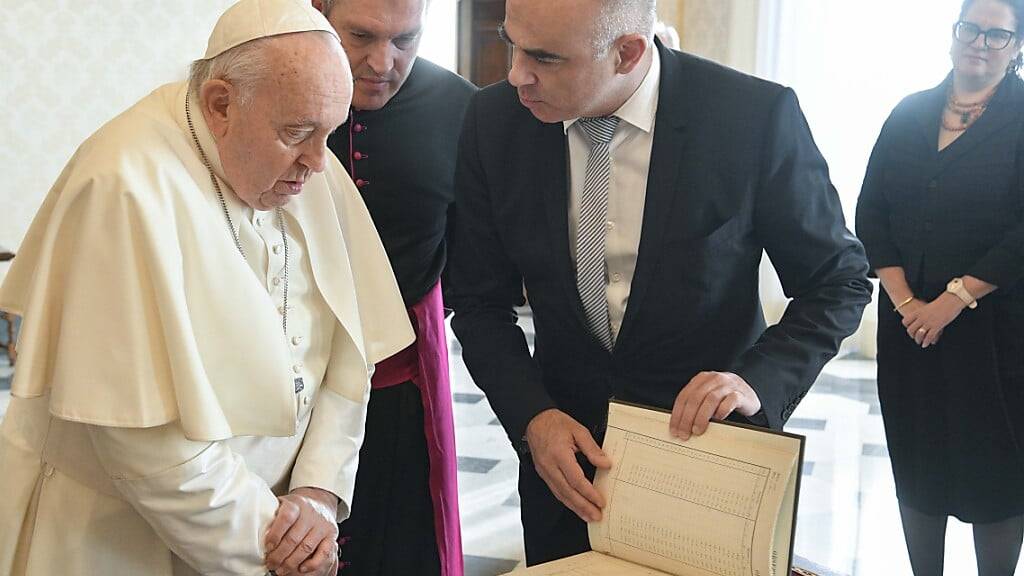Bundespräsident Alain Berset (rechts) ist von Papst Franziskus zu einer Privataudienz empfangen worden.