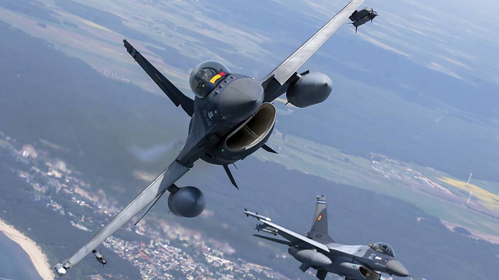 ARCHIV - Kampfjets vom Typ F-16 sollen in einigen Monaten Teil der Flotte der ukrainischen Luftwaffe werden. Foto: Mindaugas Kulbis/AP/dpa