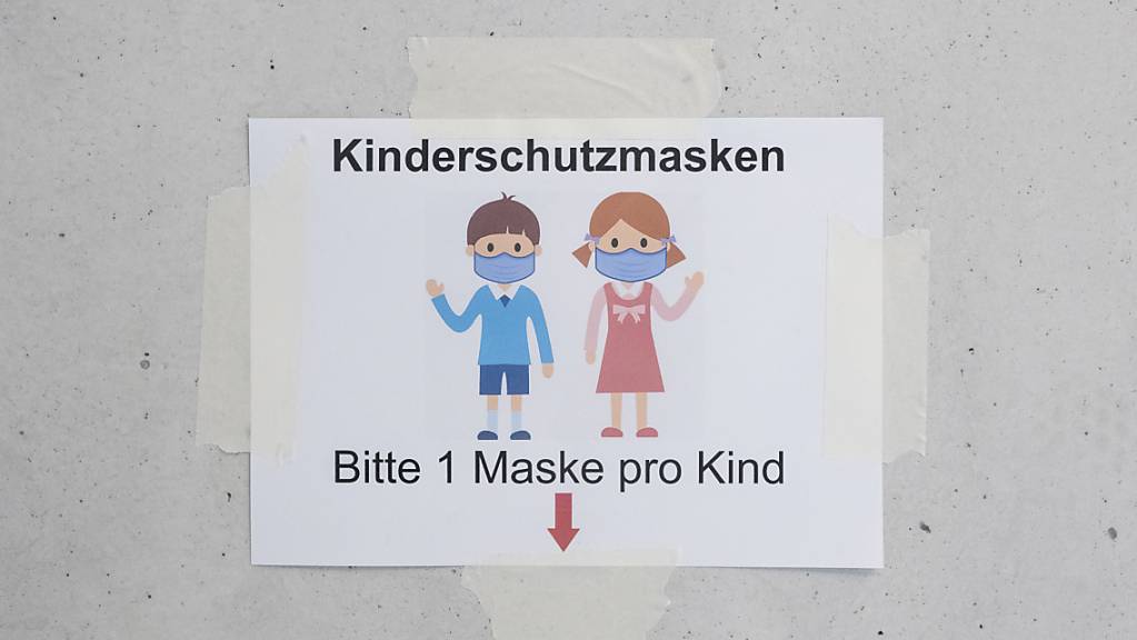 In mehreren Kantonen müssen mittlerweile auch Primarschul-Kinder im Unterricht Masken tragen. (Archivbild)