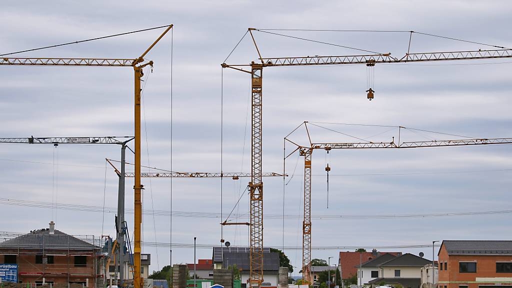 Der Wohnungsneubau in Deutschland könnte nach Angaben der Bauindustrie im kommenden Jahr weiter zurückgehen. (Archivbild)