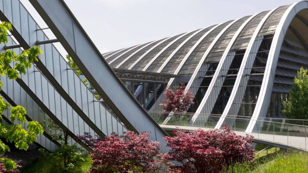 Das Zentrum Paul Klee, gebaut nach den Plänen von Renzo Piano, prägt seit 20 Jahren das Bild im grünen Stadtrandgebiet von Bern. (Archivbild)