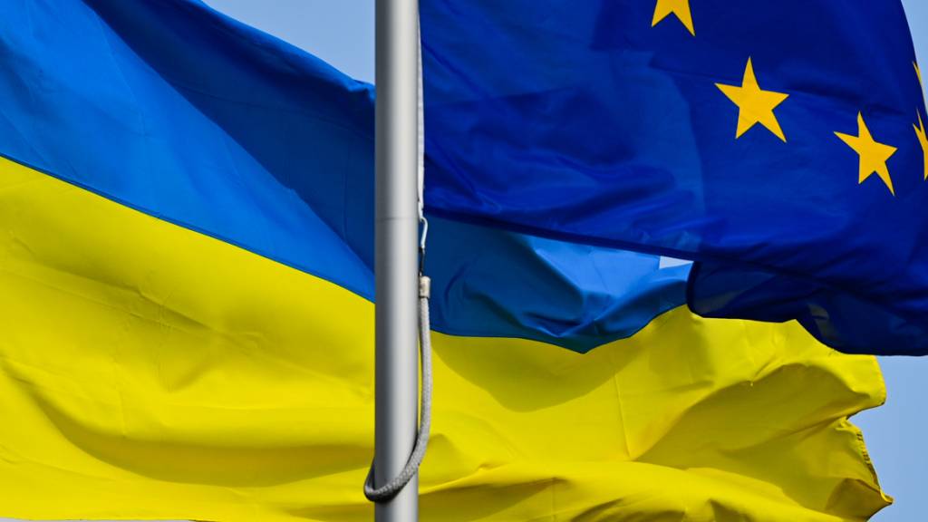 ARCHIV - Die Fahnen der Ukraine und der EU wehen im Wind. Foto: Patrick Pleul/dpa-Zentralbild/dpa