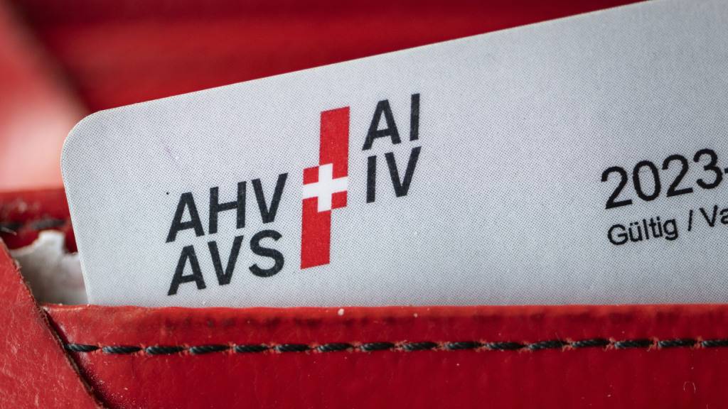 Die Kosten für berufliche Eingliederungsmassnahmen stiegen gegenüber dem Vorjahr ebenfalls. Im Bild ein Ausweis der Schweizer Invalidenversicherung (IV). (Archiv)