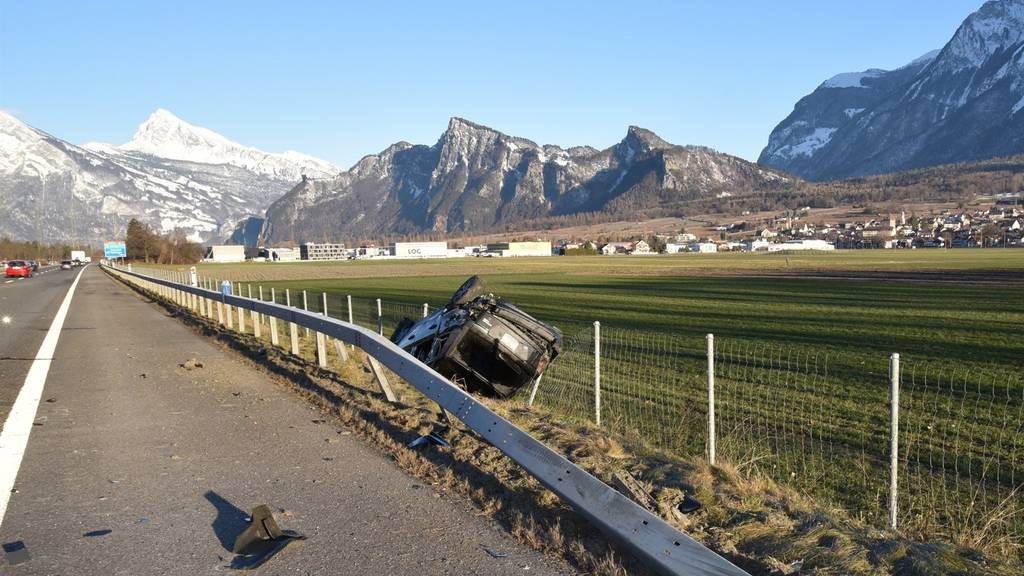Die Lenkerin und ihr Mitfahrer verliessen das Auto selbständig. (Bild: Kantonspolizei Graubünden)