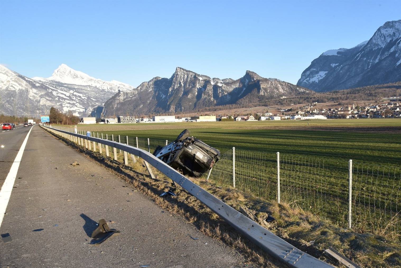 Die Lenkerin und ihr Mitfahrer verliessen das Auto selbständig. (Bild: Kantonspolizei Graubünden)