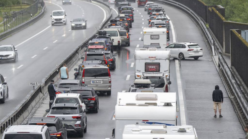 Bereits am Wochenende bildete sich vor dem Gotthard in Richtung Süden ein kilometer langer Stau. (Archivbild)