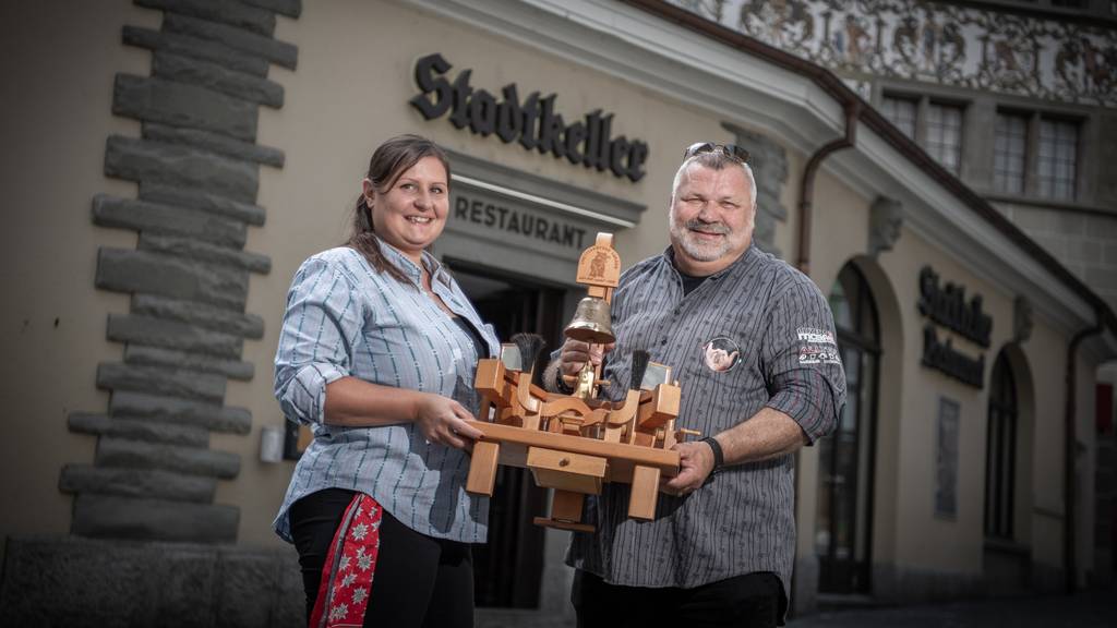 Teilnehmerin Sybille Steiger und OK-Präsident Peti Federer zeigen die Schnupf-Maschine vor dem Stadtkeller.