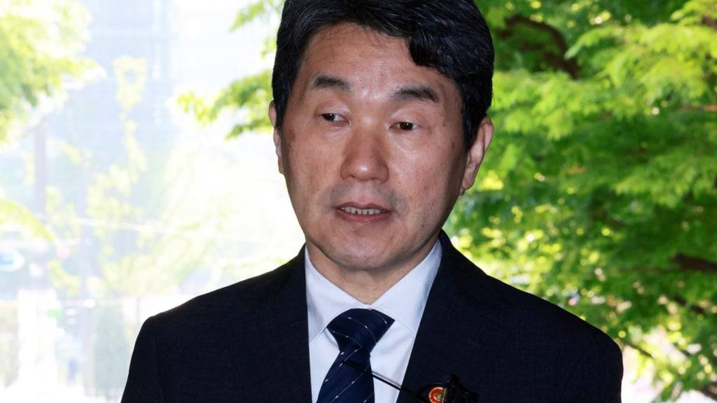 Der amtierende Präsident von Südkorea, Lee Ju Ho, spricht zu Reportern, als er im Regierungskomplex in Seoul zur Arbeit erscheint. Nach mehreren Wechseln an der Regierungsspitze ist nun der bisherige Bildungsminister Lee Ju Ho neuer Übergangspräsident und soll die präsidialen Amtsgeschäfte bis zu den Neuwahlen am 3. Juni leiten. Foto: -/Yonhap Pool/dpa