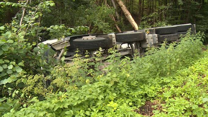 Umgekippt: Vollbeladener Lastwagen von der Strasse abgekommen