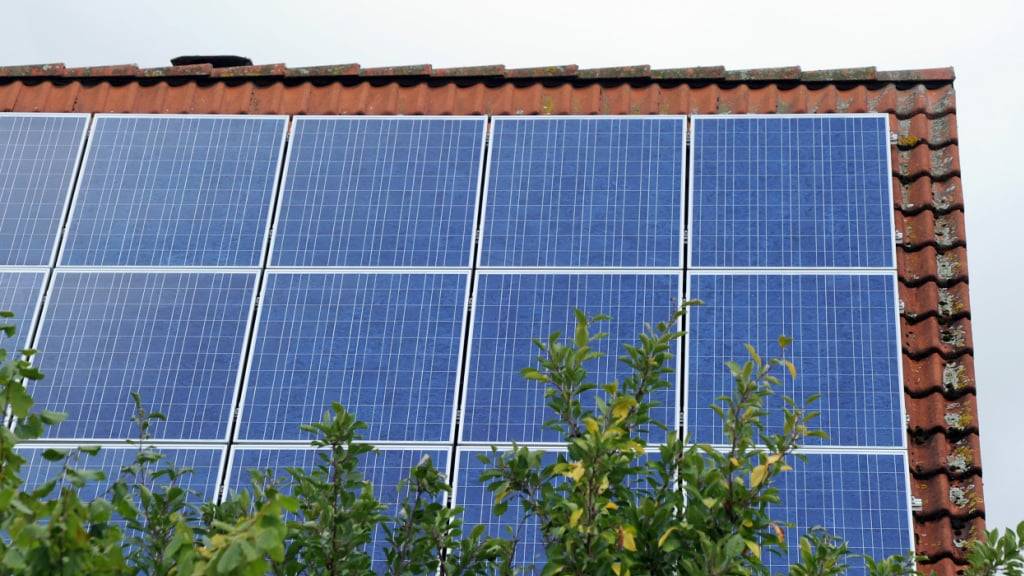 Luzerner Kantonsräte forderten die Regierung auf zu prüfen, ob die Meldeplficht für Solaranlagen vereinfacht oder ganz abgeschafft werden könnte. (Symboldilb)