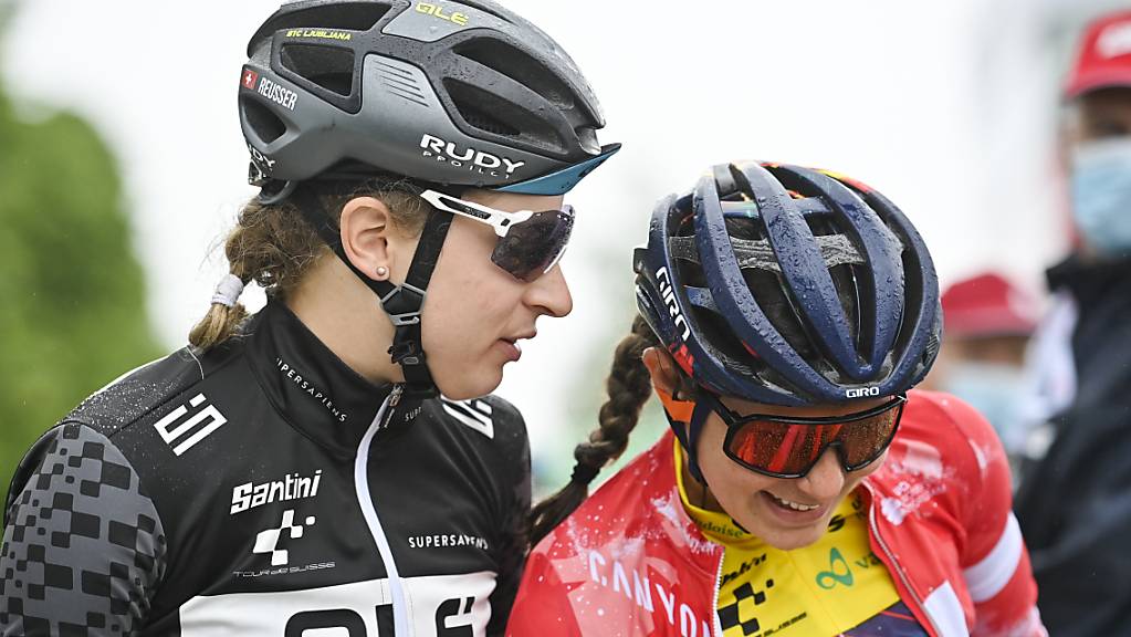 Marlen Reusser (links) im Gespräch mit Landsfrau Elise Chabbey an der letztjährigen Tour de Suisse Women.