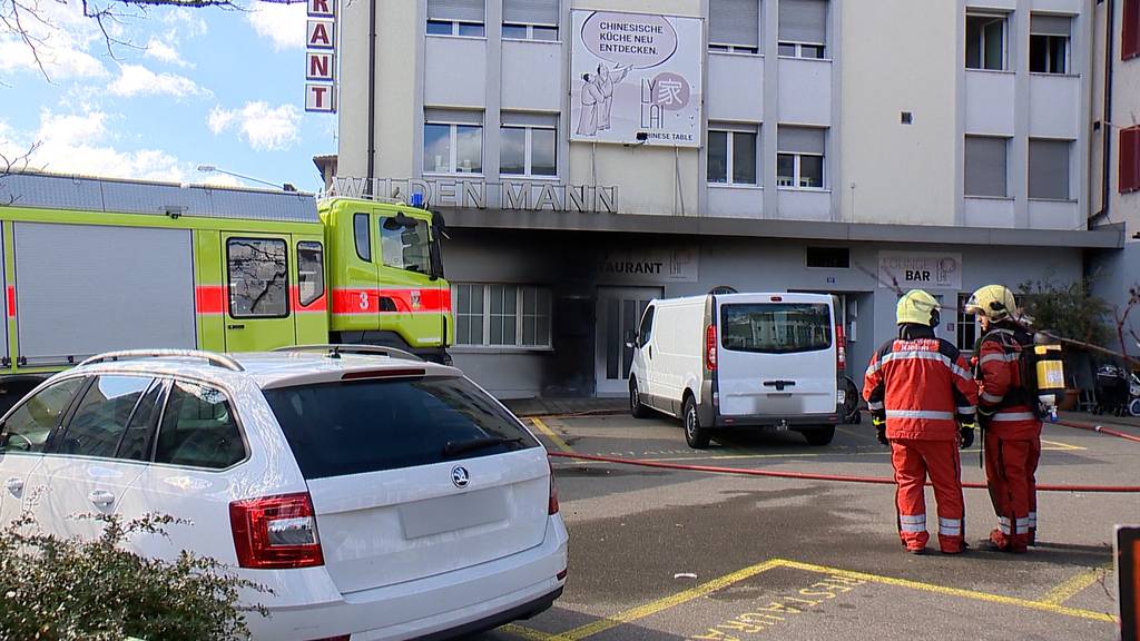 Kellerbrand in Mehrfamilienhaus in Kloten (ZH): 19 Personen evakuiert – zwei im Spital
