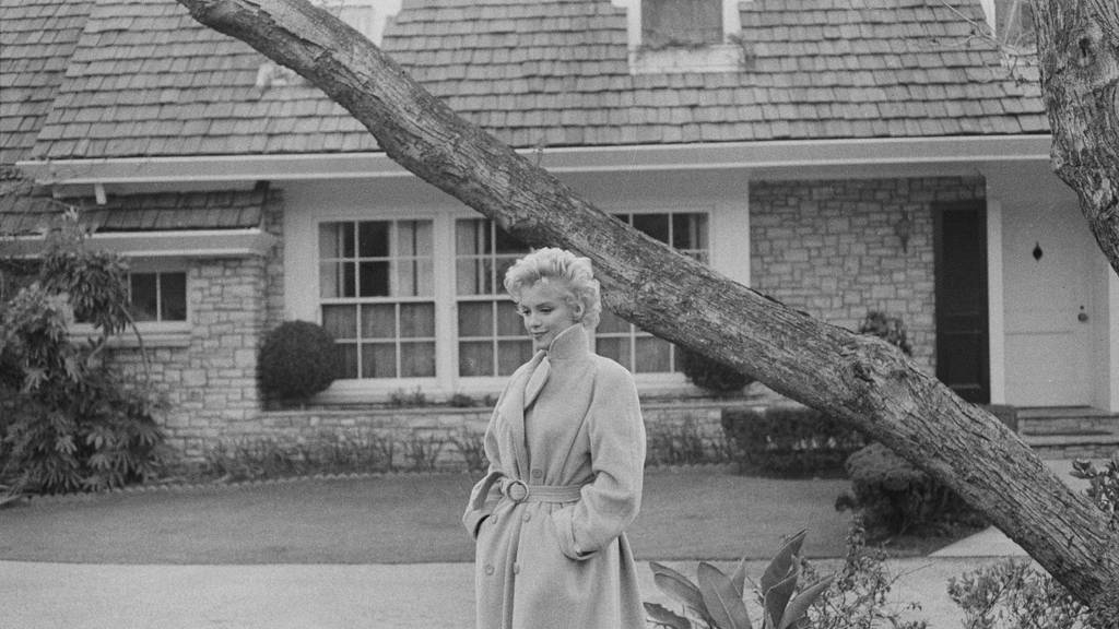 Marilyn Monroe posiert 1956 vor dem Haus – damals gehörte es noch nicht ihr.