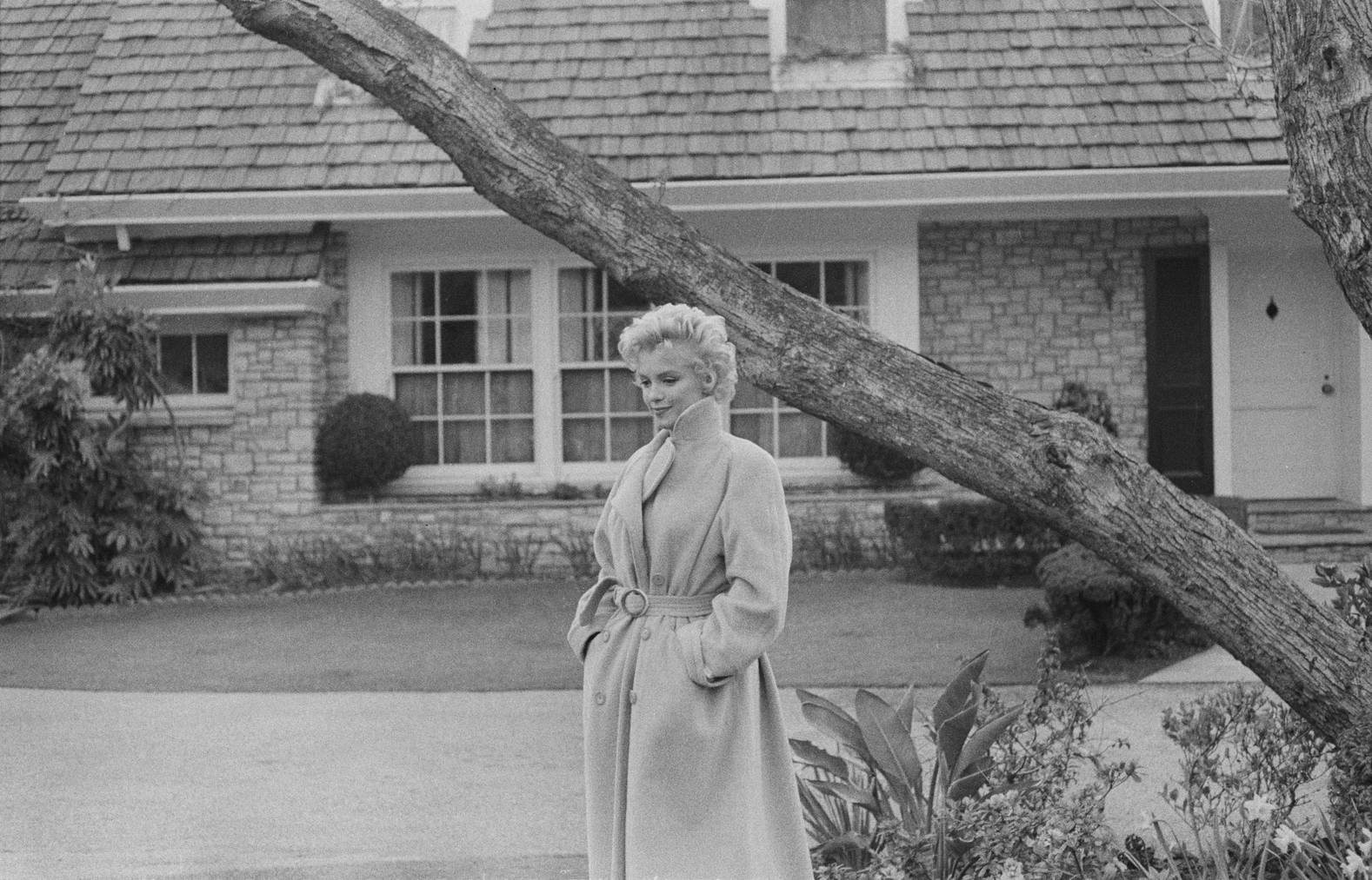 Marilyn Monroe posiert 1956 vor dem Haus – damals gehörte es noch nicht ihr.