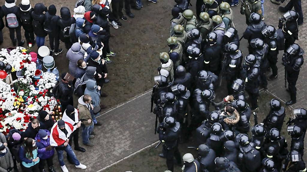 ARCHIV - Seit Monaten treffen Demonstranten und Einsatzkräfte in Belarus bei den anhaltenden  Protesten aneinander. Immer wieder kommt es zu zahlreichen Festnahmen und brutalen Übergriffen. Auch die bekannte Oppositionspolitikerin Maria Kolesnikowa ist seit Monaten in Haft. Foto: Uncredited/AP/dpa