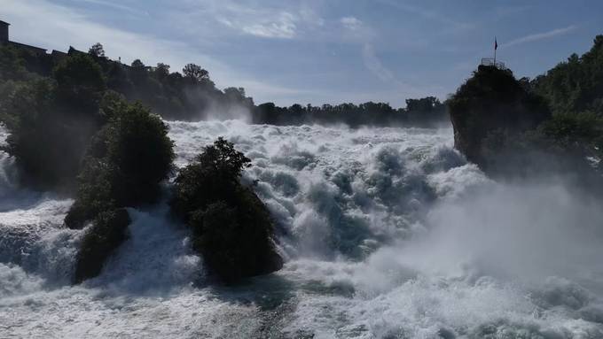 Gewaltige Wassermassen donnern Rheinfall hinab