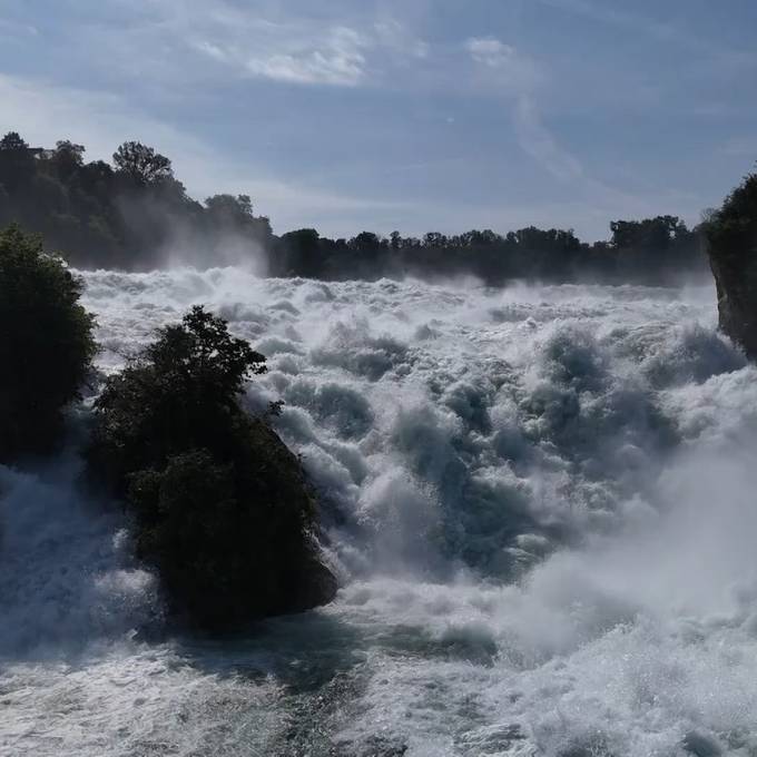 Gewaltige Wassermassen donnern Rheinfall hinab