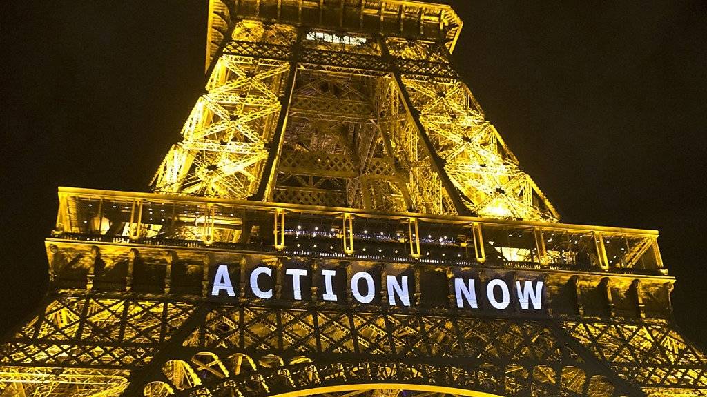 Der Eiffelturm war am Sonntag mit der Aufforderung «Action now» (jetzt handeln) beleuchtet