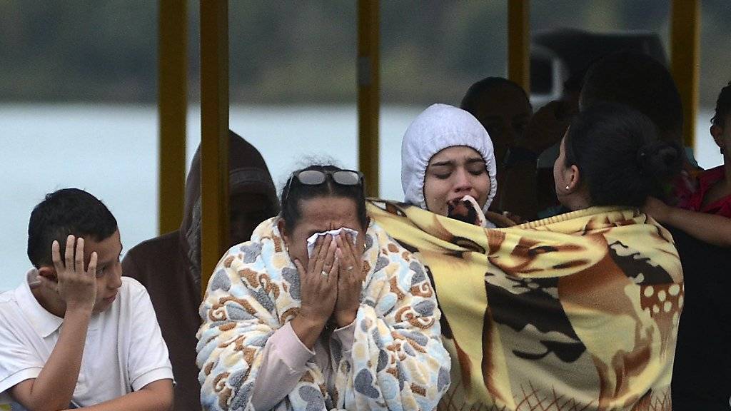 Haben das Schiffsunglück überlebt: Trauer bei geretteten Passagieren in Kolumbien.