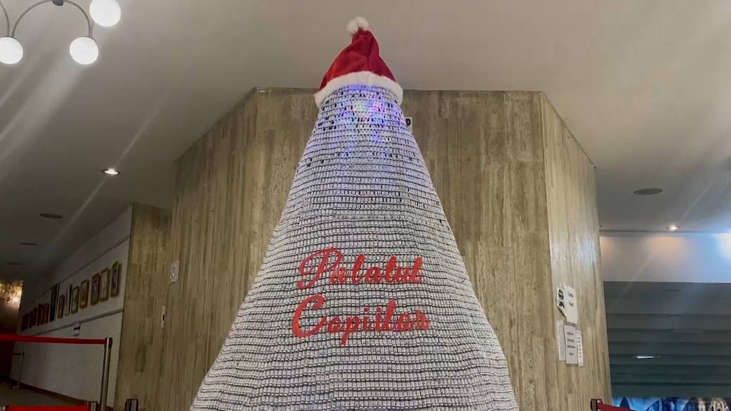 Covid-Weihnachtsbaum: Hier leuchten 19'000 Impfampullen