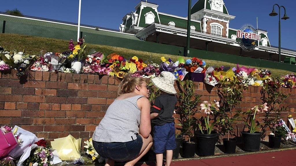 Blumen erinnern an die vier Menschen, die beim Unglück im australischen Freizeitpark Dreamworld ums Leben kamen.