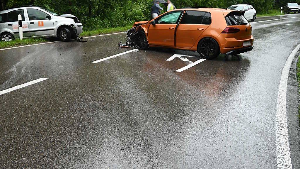 Zwei Autofahrer bei Frontalkollision in Gaiserwald SG verletzt