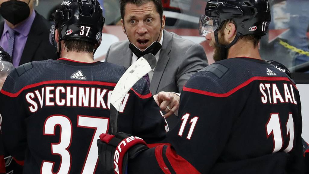 Rod Brind'Amour, der Trainer der Carolina Hurricanes, gibt Anweisungen.