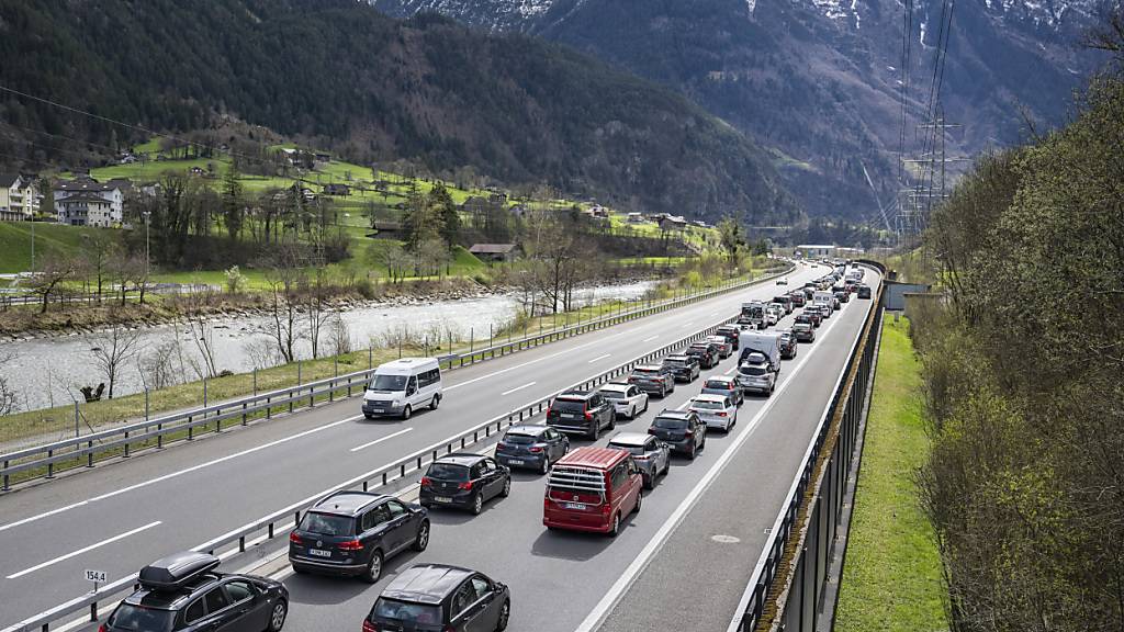 Vor dem Gotthard-Nordportal stauen sich die Autos auf 10 Kilometern