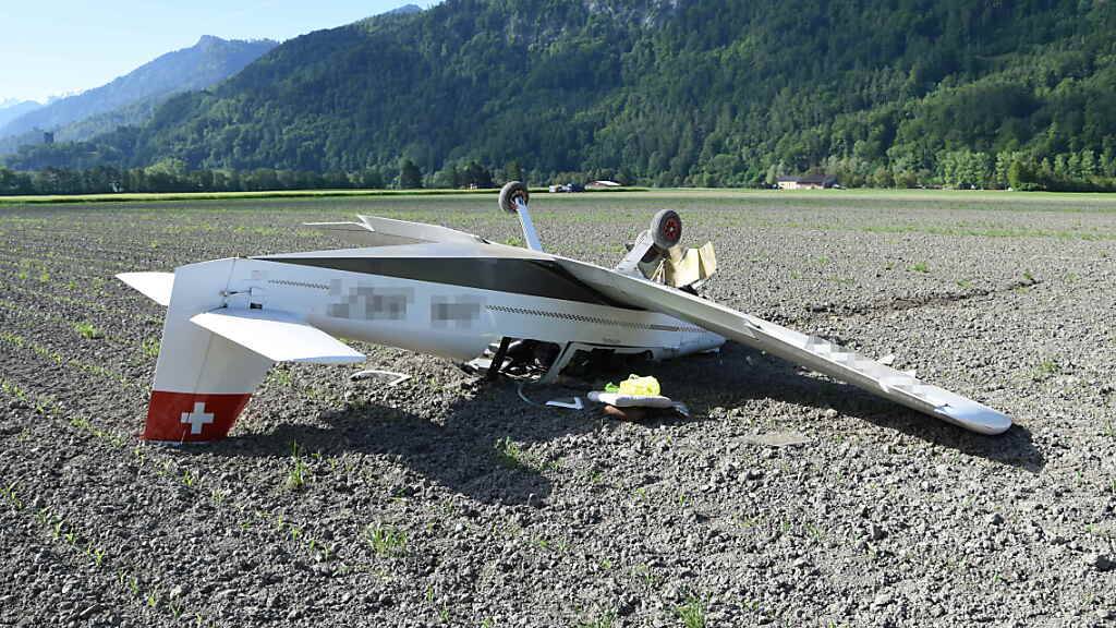 Kleinflugzeug überschlägt sich bei Notlandung - Pilot hat Glück